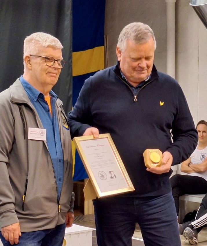 Kjell-Åke Johansson har tagit emot Rolf Ullmans Hederspris som överlämnades av Magnus Kjellgren, ordförande i Ungdomsfonden.